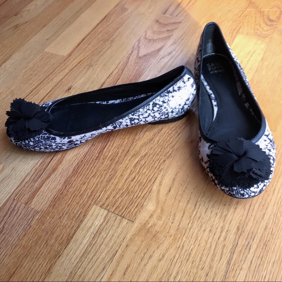 Saks Fifth ave floral flats 10 - Picture 3 of 9